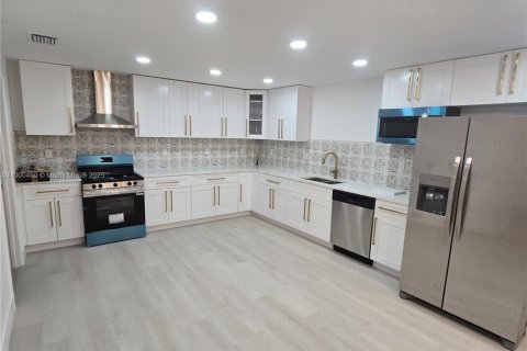 House in Plant City, Florida 5 bedrooms, 355.63 sq.m. № 1954688 - photo 7