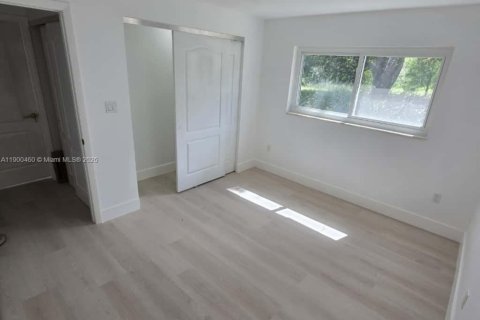 House in Plant City, Florida 5 bedrooms, 355.63 sq.m. № 1954688 - photo 25