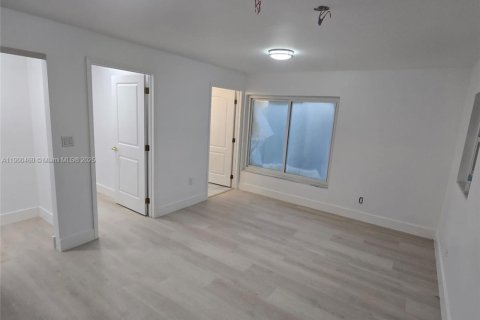 House in Plant City, Florida 5 bedrooms, 355.63 sq.m. № 1954688 - photo 24