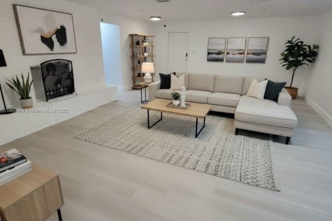 House in Plant City, Florida 5 bedrooms, 355.63 sq.m. № 1954688 - photo 4