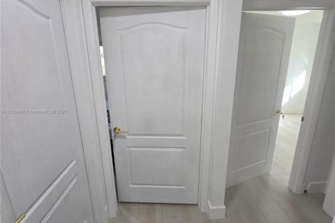 House in Plant City, Florida 5 bedrooms, 355.63 sq.m. № 1954688 - photo 15