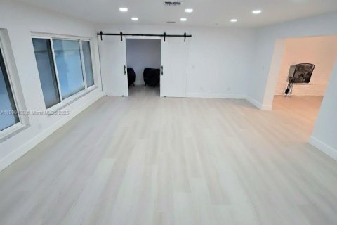 House in Plant City, Florida 5 bedrooms, 355.63 sq.m. № 1954688 - photo 22