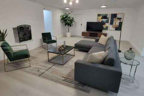 House in Plant City, Florida 5 bedrooms, 355.63 sq.m. № 1954688 - photo 3