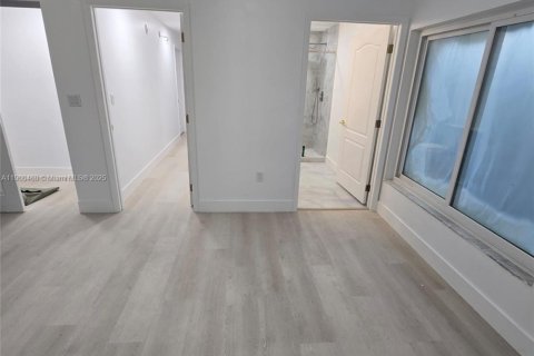 House in Plant City, Florida 5 bedrooms, 355.63 sq.m. № 1954688 - photo 18