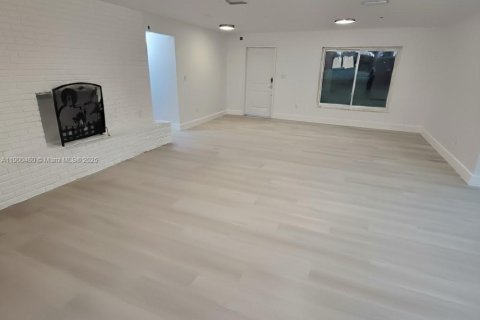 House in Plant City, Florida 5 bedrooms, 355.63 sq.m. № 1954688 - photo 5