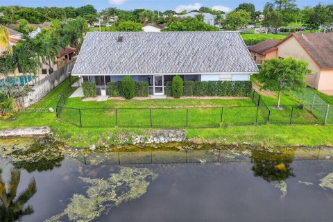 Villa ou maison à vendre à Tamarac, Floride: 3 chambres, 206.71 m2 № 1895882 - photo 4