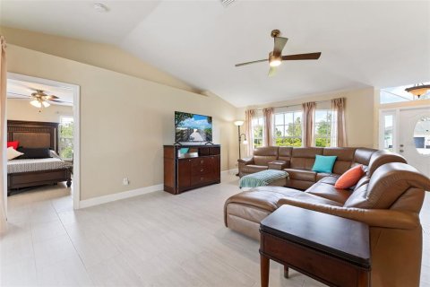 House in Cape Coral, Florida 3 bedrooms, 147.16 sq.m. № 2211391 - photo 5
