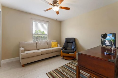 House in Cape Coral, Florida 3 bedrooms, 147.16 sq.m. № 2211391 - photo 22
