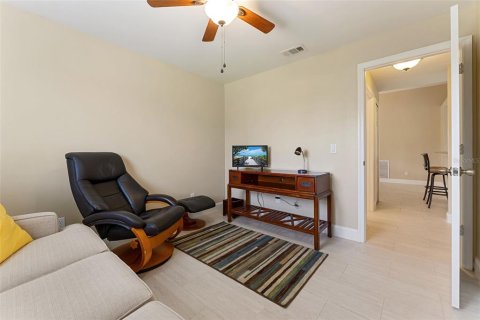 House in Cape Coral, Florida 3 bedrooms, 147.16 sq.m. № 2211391 - photo 23