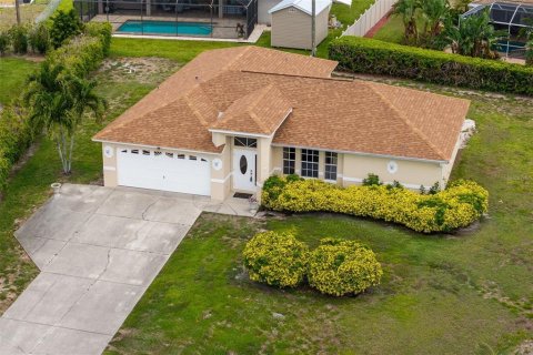 House in Cape Coral, Florida 3 bedrooms, 147.16 sq.m. № 2211391 - photo 30