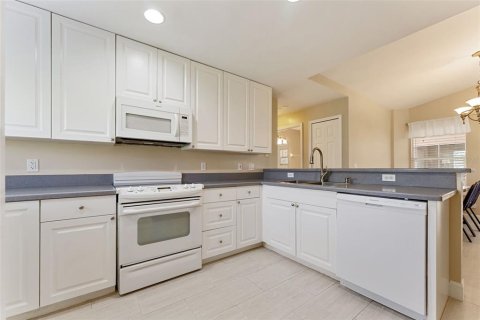 House in Cape Coral, Florida 3 bedrooms, 147.16 sq.m. № 2211391 - photo 13