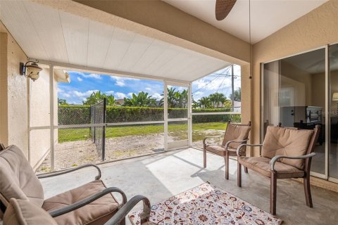 House in Cape Coral, Florida 3 bedrooms, 147.16 sq.m. № 2211391 - photo 25
