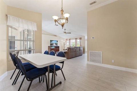 House in Cape Coral, Florida 3 bedrooms, 147.16 sq.m. № 2211391 - photo 9
