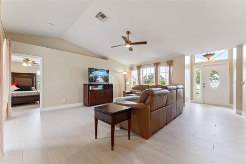 House in Cape Coral, Florida 3 bedrooms, 147.16 sq.m. № 2211391 - photo 4