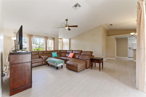 House in Cape Coral, Florida 3 bedrooms, 147.16 sq.m. № 2211391 - photo 6