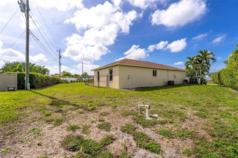 House in Cape Coral, Florida 3 bedrooms, 147.16 sq.m. № 2211391 - photo 27
