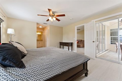 House in Cape Coral, Florida 3 bedrooms, 147.16 sq.m. № 2211391 - photo 16