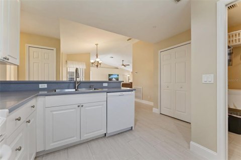 House in Cape Coral, Florida 3 bedrooms, 147.16 sq.m. № 2211391 - photo 14