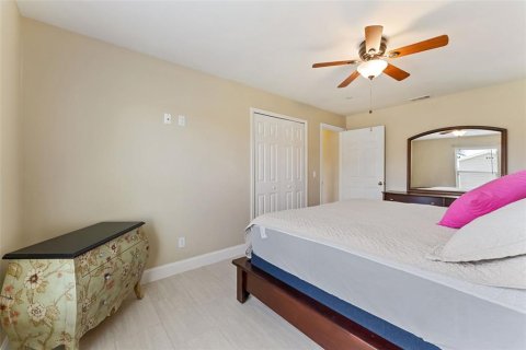 House in Cape Coral, Florida 3 bedrooms, 147.16 sq.m. № 2211391 - photo 20