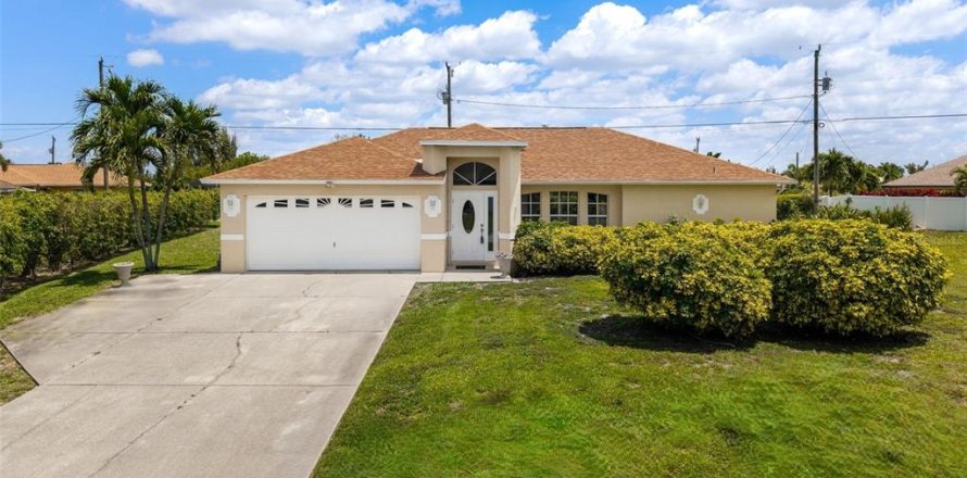 House in Cape Coral, Florida 3 bedrooms, 147.16 sq.m. № 2211391