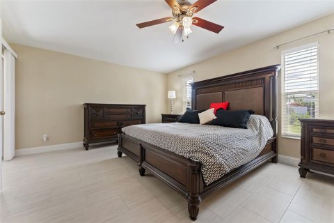 House in Cape Coral, Florida 3 bedrooms, 147.16 sq.m. № 2211391 - photo 15
