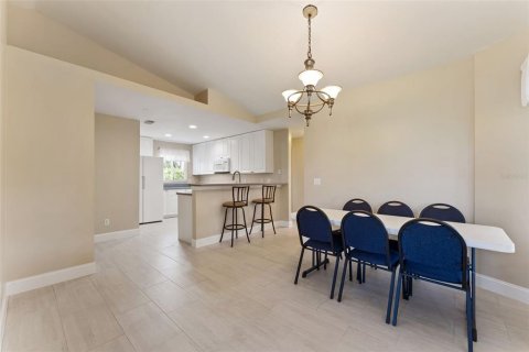 House in Cape Coral, Florida 3 bedrooms, 147.16 sq.m. № 2211391 - photo 8