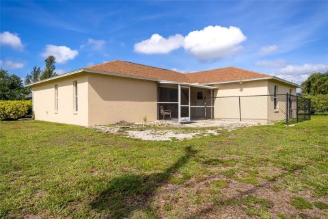 House in Cape Coral, Florida 3 bedrooms, 147.16 sq.m. № 2211391 - photo 28