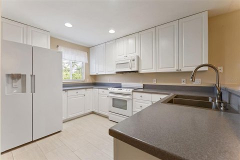 House in Cape Coral, Florida 3 bedrooms, 147.16 sq.m. № 2211391 - photo 11