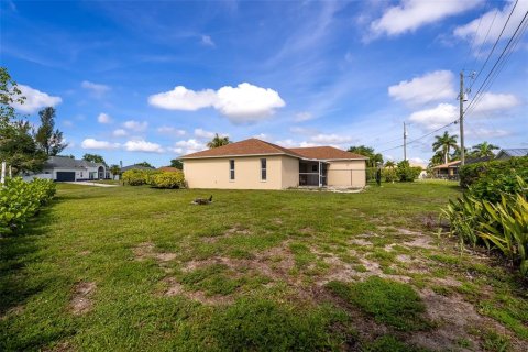 House in Cape Coral, Florida 3 bedrooms, 147.16 sq.m. № 2211391 - photo 29
