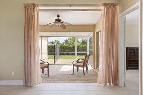 House in Cape Coral, Florida 3 bedrooms, 147.16 sq.m. № 2211391 - photo 7