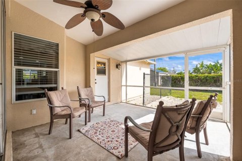 House in Cape Coral, Florida 3 bedrooms, 147.16 sq.m. № 2211391 - photo 24