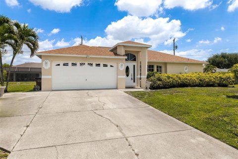 House in Cape Coral, Florida 3 bedrooms, 147.16 sq.m. № 2211391 - photo 2