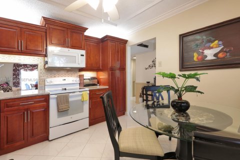 Condo in Tamarac, Florida, 2 bedrooms  № 2001769 - photo 3