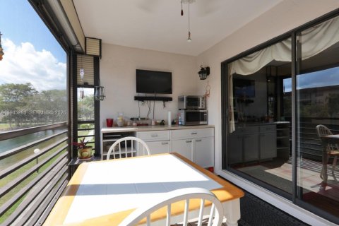 Condo in Tamarac, Florida, 2 bedrooms  № 2001769 - photo 11