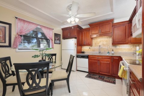 Condo in Tamarac, Florida, 2 bedrooms  № 2001769 - photo 2