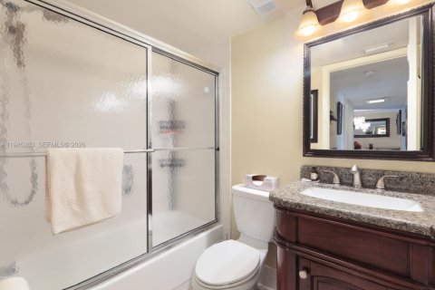 Condo in Tamarac, Florida, 2 bedrooms  № 2001769 - photo 16