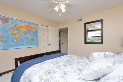 Condo in Tamarac, Florida, 2 bedrooms  № 2001769 - photo 15