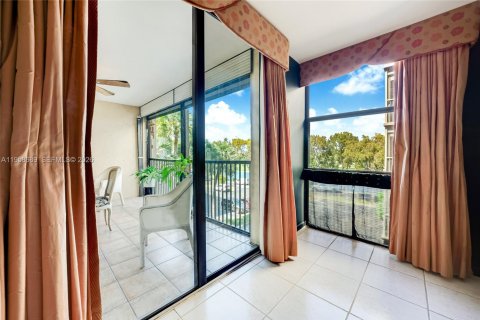 Condo in Hollywood, Florida, 1 bedroom  № 2029876 - photo 11