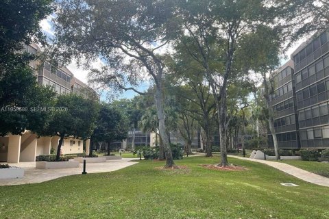 Condo in Hollywood, Florida, 1 bedroom  № 2029876 - photo 19