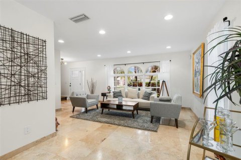 House in Saint Petersburg, Florida 3 bedrooms, 192.31 sq.m. № 2330251 - photo 7