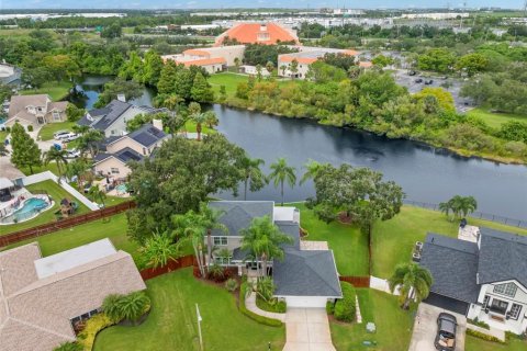 House in Saint Petersburg, Florida 3 bedrooms, 192.31 sq.m. № 2330251 - photo 5