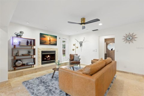 House in Saint Petersburg, Florida 3 bedrooms, 192.31 sq.m. № 2330251 - photo 8