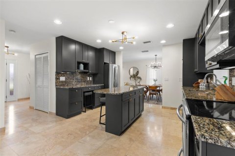House in Saint Petersburg, Florida 3 bedrooms, 192.31 sq.m. № 2330251 - photo 12