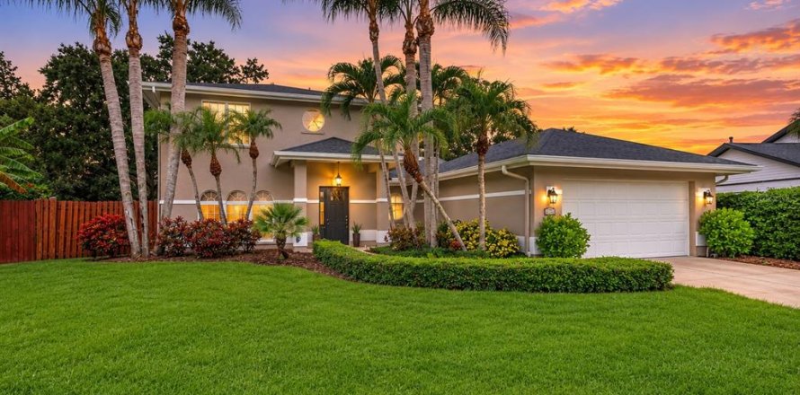 House in Saint Petersburg, Florida 3 bedrooms, 192.31 sq.m. № 2330251