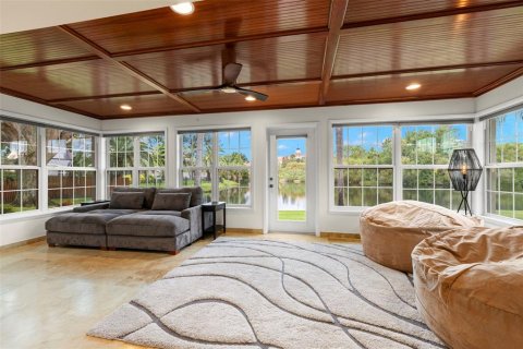 House in Saint Petersburg, Florida 3 bedrooms, 192.31 sq.m. № 2330251 - photo 15