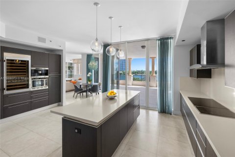 Condo in Miami Beach, Florida, 6 bedrooms  № 2012809 - photo 19