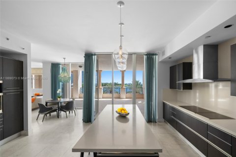 Condo in Miami Beach, Florida, 6 bedrooms  № 2012809 - photo 20