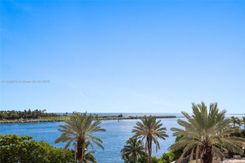 Condo in Miami Beach, Florida, 6 bedrooms  № 2012809 - photo 27