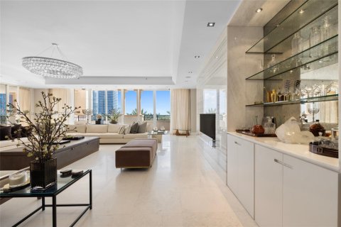 Condo in Miami Beach, Florida, 6 bedrooms  № 2012809 - photo 13