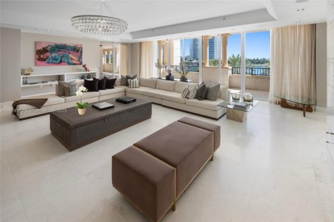 Condo in Miami Beach, Florida, 6 bedrooms  № 2012809 - photo 14